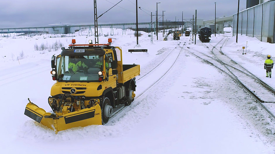 snow clearing with the road rail unimog 940 07
