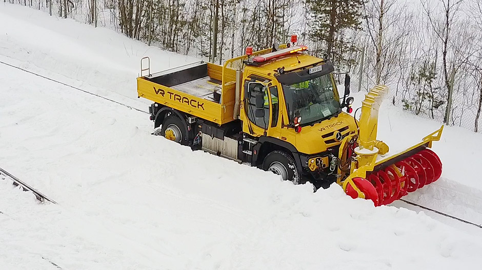 snow clearing with the road rail unimog 940 02