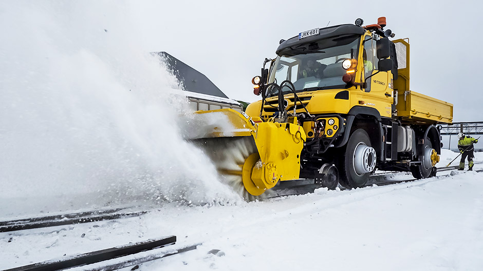 snow clearing with the road rail unimog 940 05