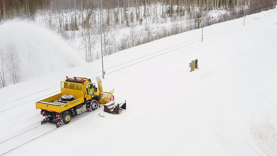 Un Unimog en version chasse-neige - Construction Cayola